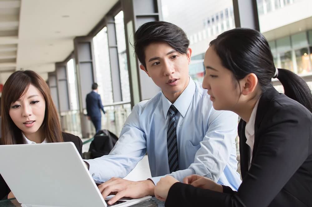 日本の労働生産性の課題を議論するイメージ