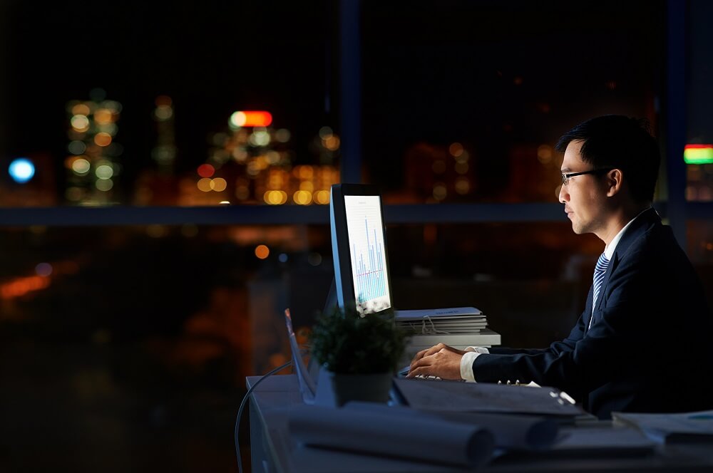 深夜まで労働する社員のイメージ