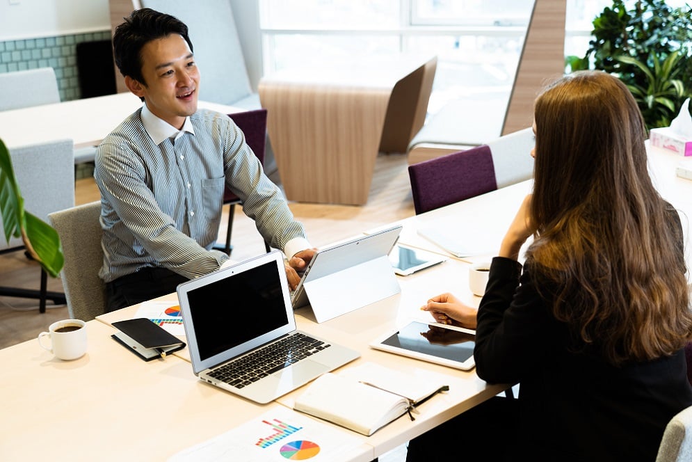 ミーティングで社員の考えを把握するイメージ