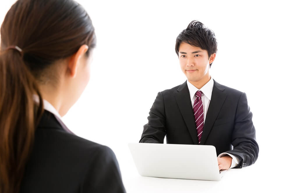 人事担当者が従業員をフォローするイメージ