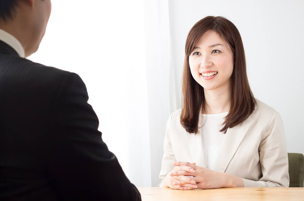 被害者に対して公平な人事評価を行っているイメージ