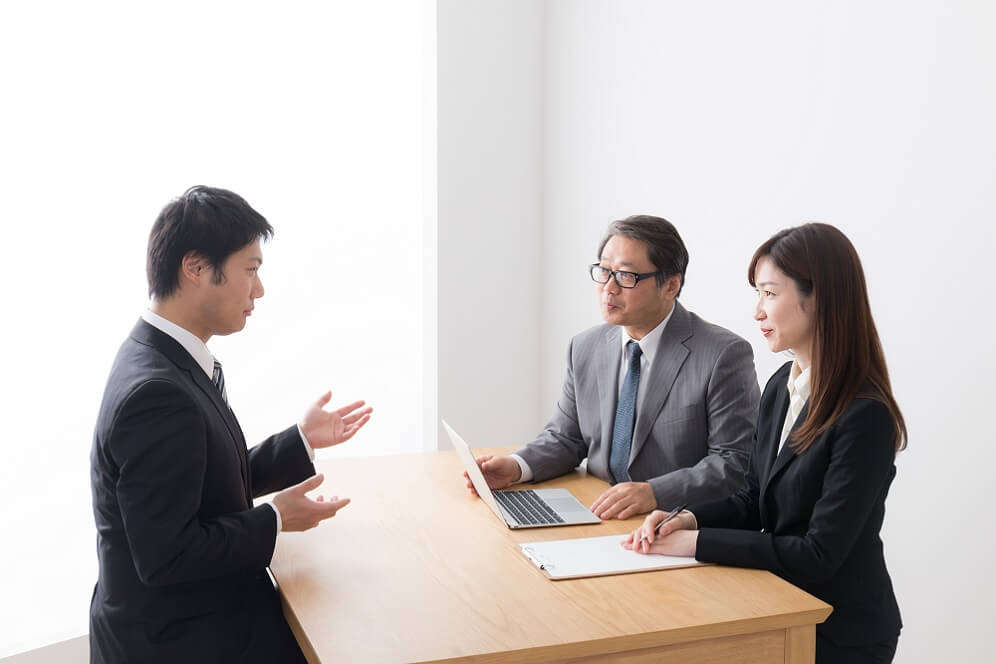 パワハラに適切な手順で対応しているイメージ