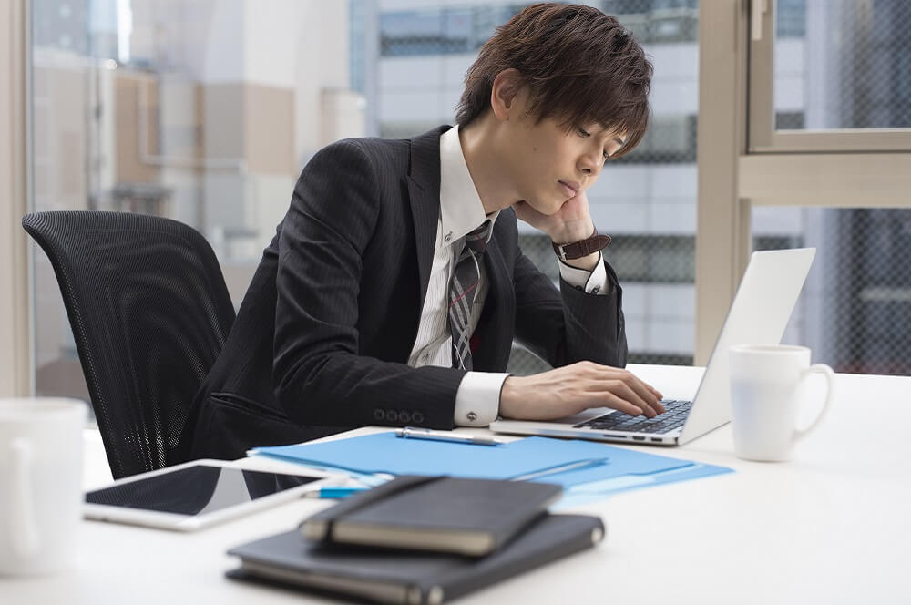 長時間労働によって過重労働になる社員のイメージ
