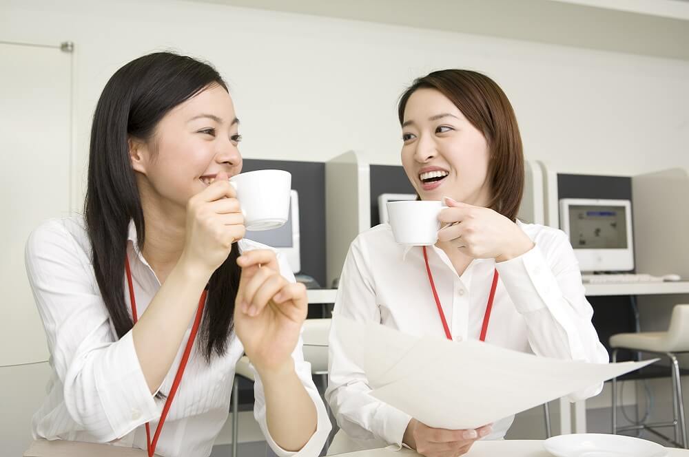 休憩をとる従業員のイメージ