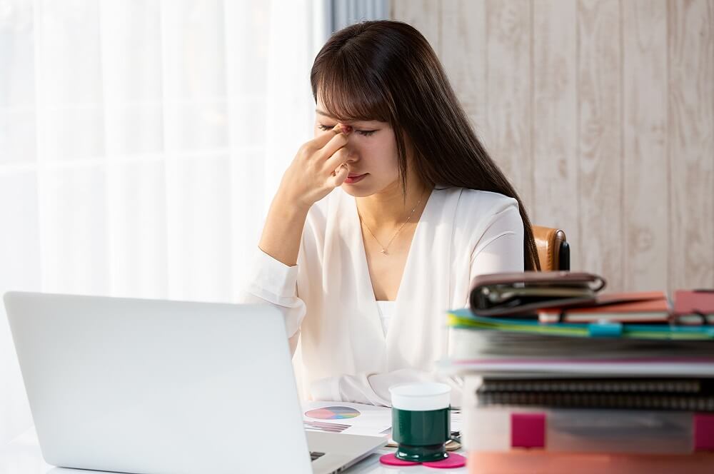 過重労働によって疲労するイメージ