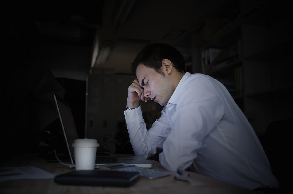 深夜まで残業するイメージ