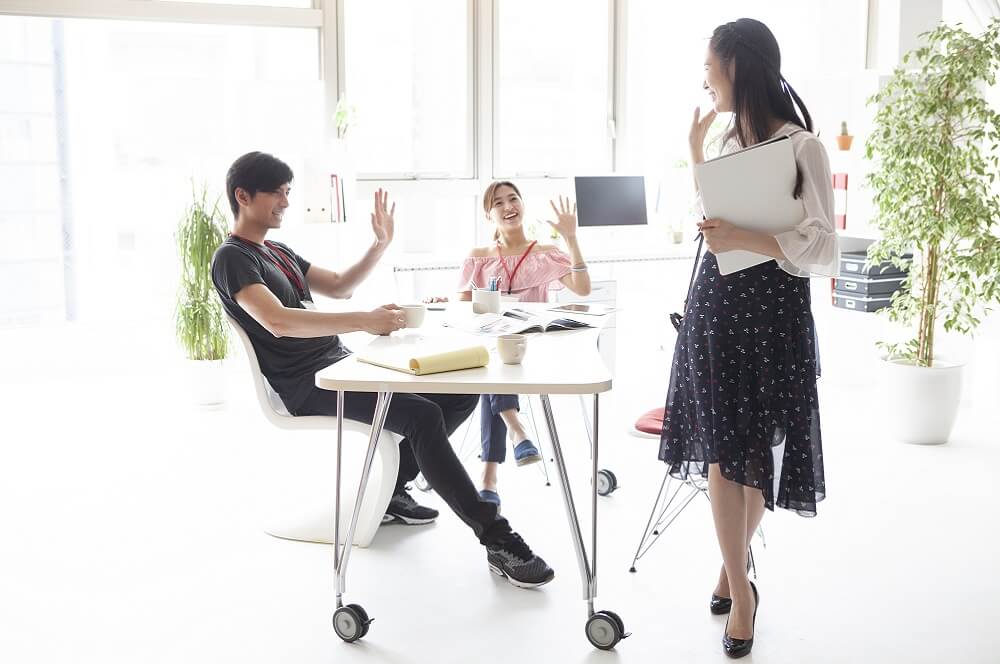 会社を辞めることを考えている社員のイメージ