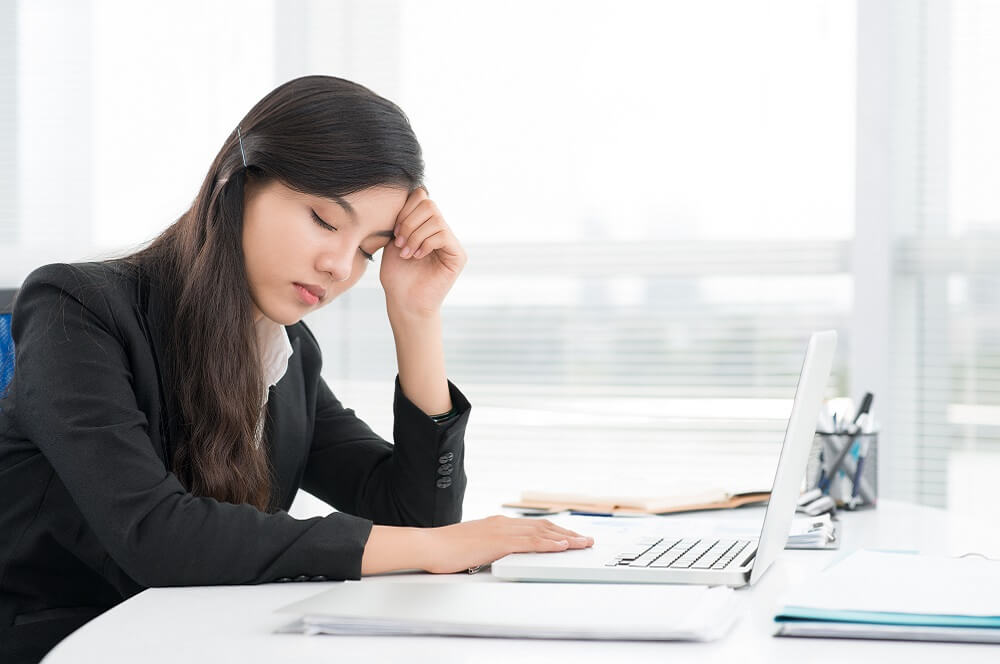 感情労働によって疲労する従業員のイメージ