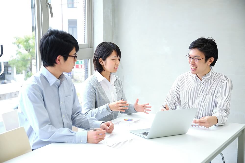 チームミーティングによって心理的負担を軽減するイメージ