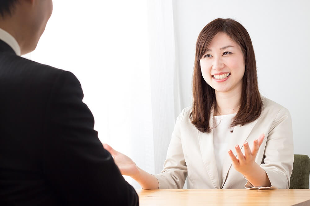 萎縮せず積極的に話す社員のイメージ
