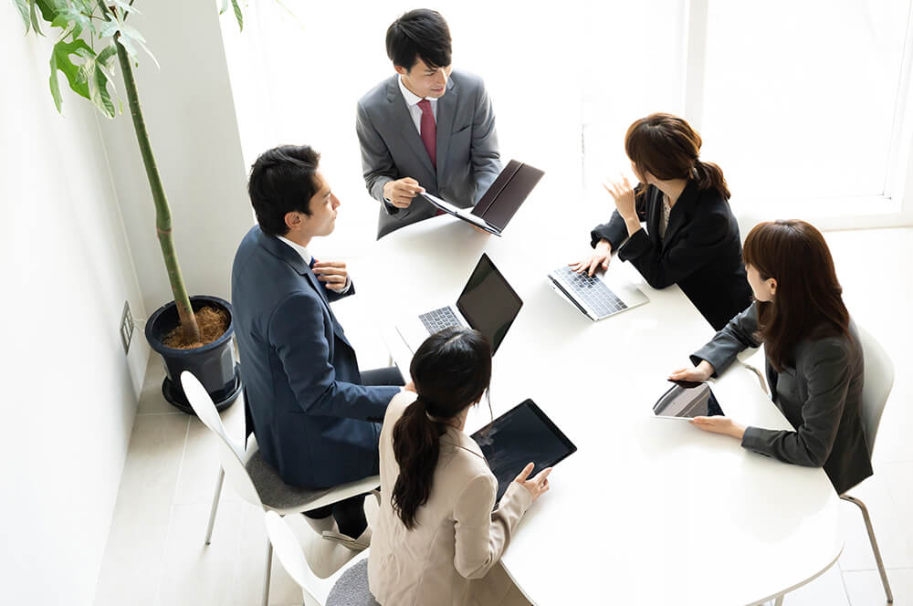 退職者を減らすための議論をするイメージ