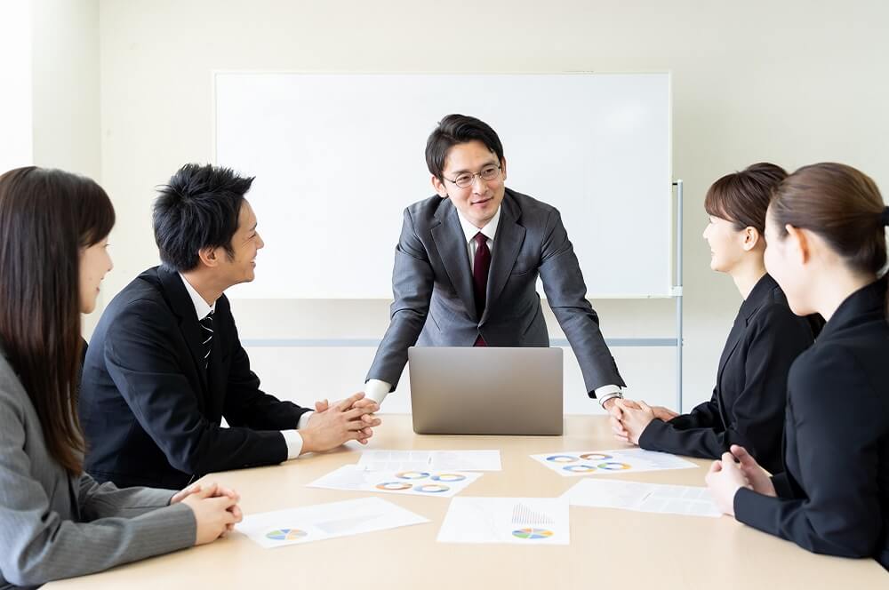 リーダーシップを発揮する社員のイメージ