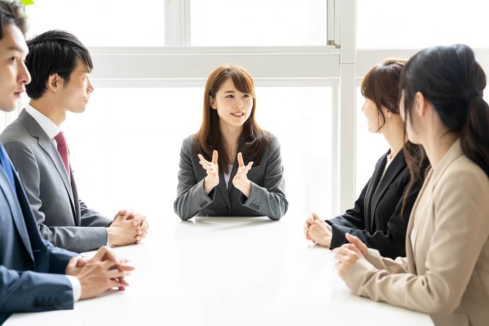 ミーティングでリーダーシップが発揮している社員のイメージ