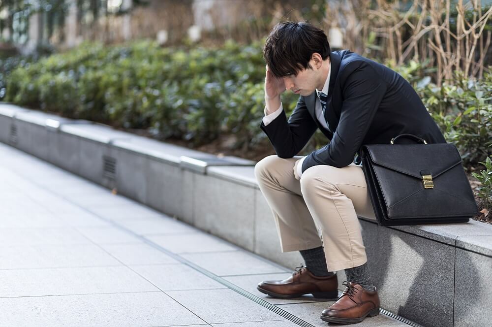 ストレスに蝕まれた従業員のイメージ