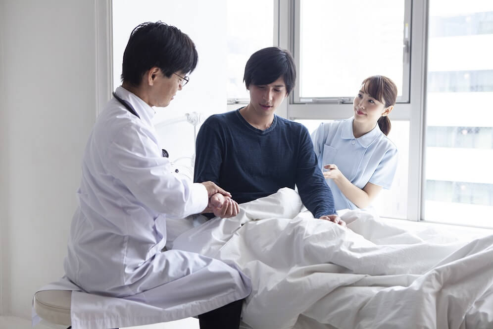 入院する社員のイメージ