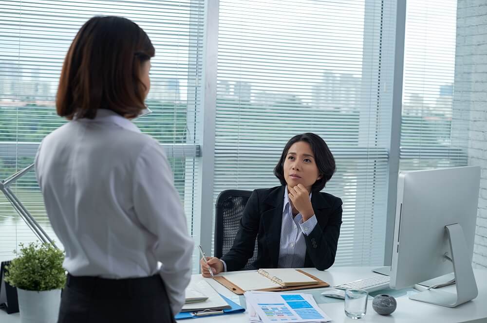 休業手当について相談する従業員のイメージ