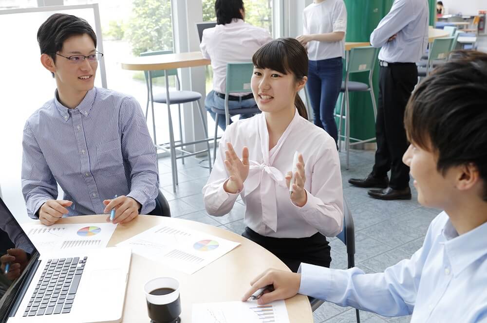 特別休暇の導入でモチベーション高く働く社員のイメージ